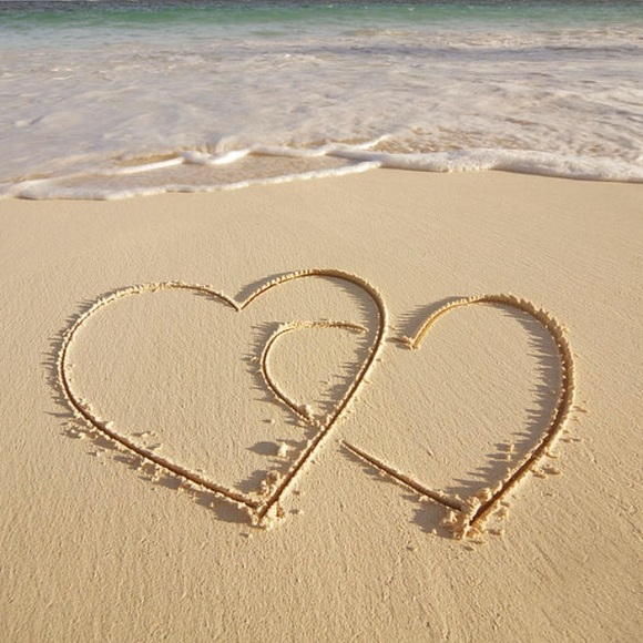 WELCOME TO LOVE, LAUREL CLOSET! - Picture 12 of 16